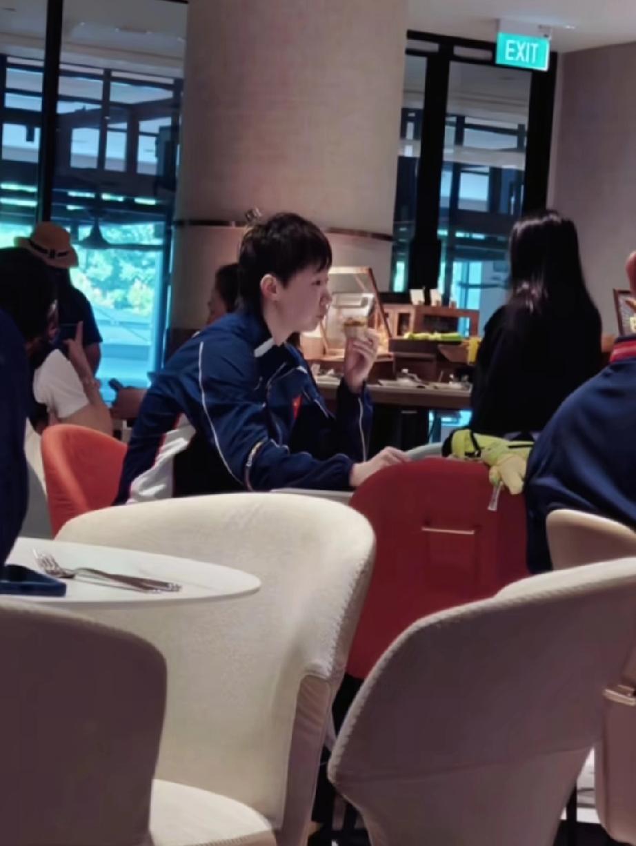 澳门世界杯，王曼昱早上在所入住的酒店餐厅吃早餐。一吃饭就细嚼慢咽，表情呆呆萌萌的