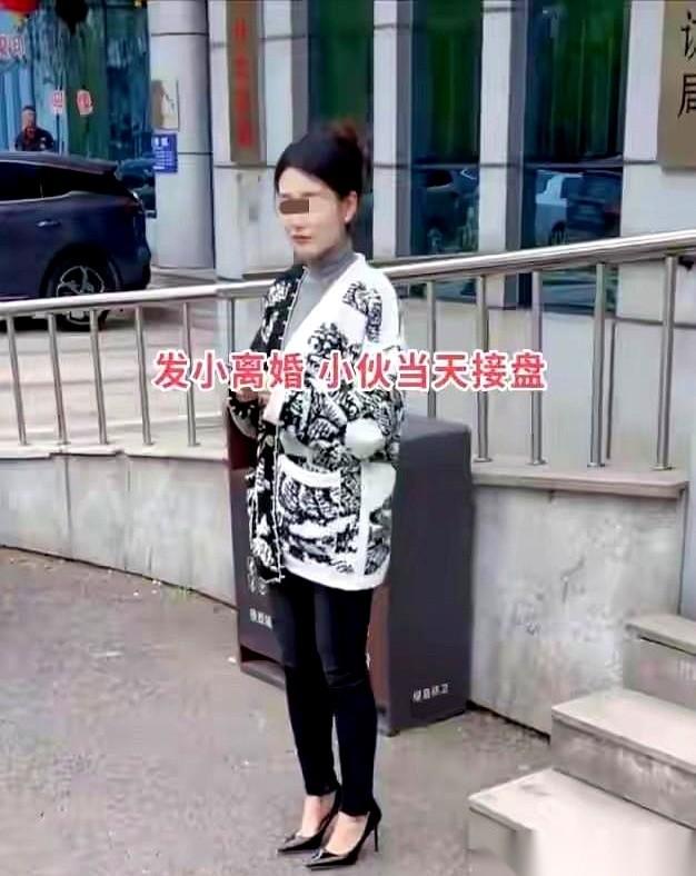 民政局门口，刚拿完离婚证的女人站在台阶上，脚后跟磨破了一大块皮，血丝直往外渗。身