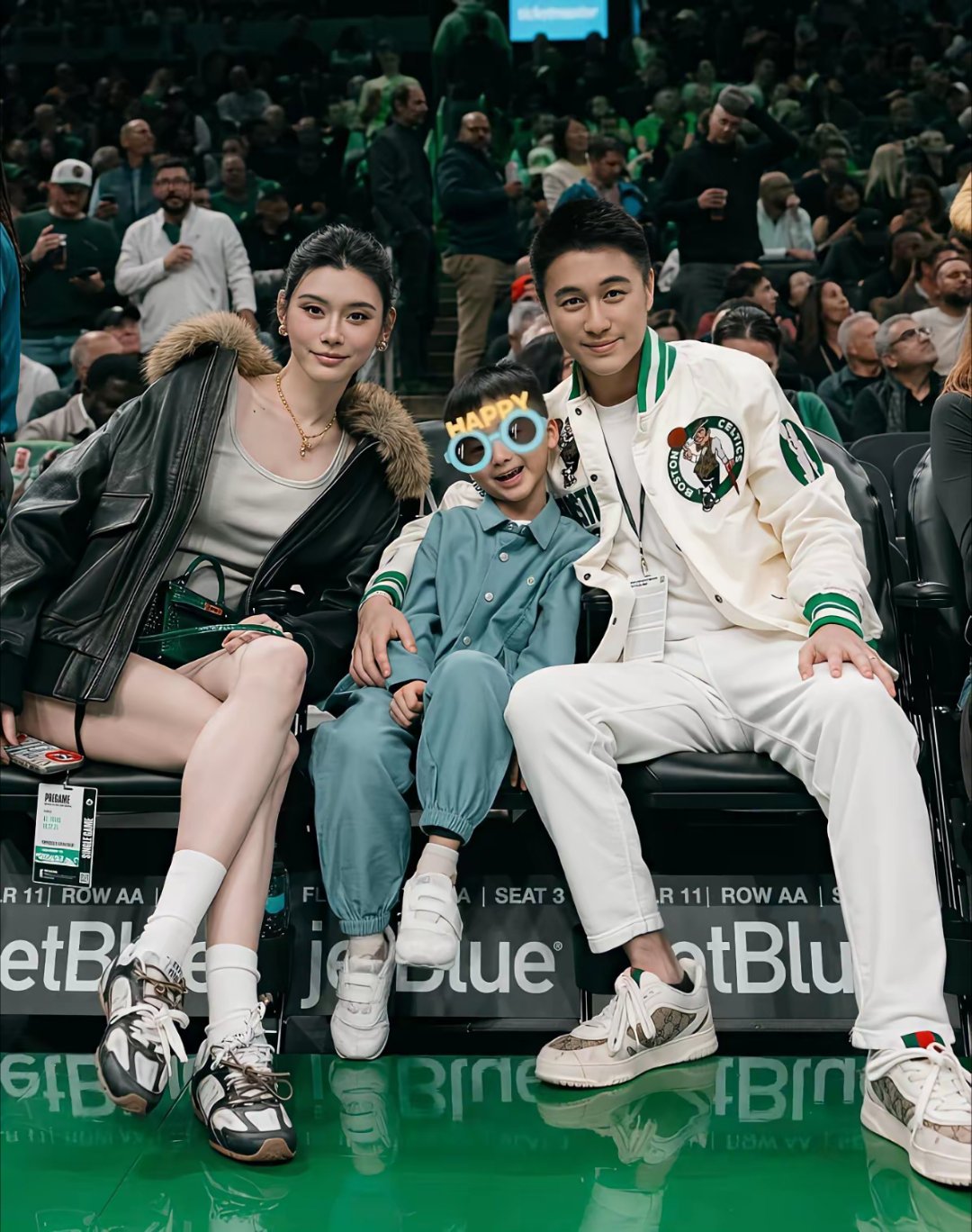 奚梦瑶和何猷君带儿子看NBA