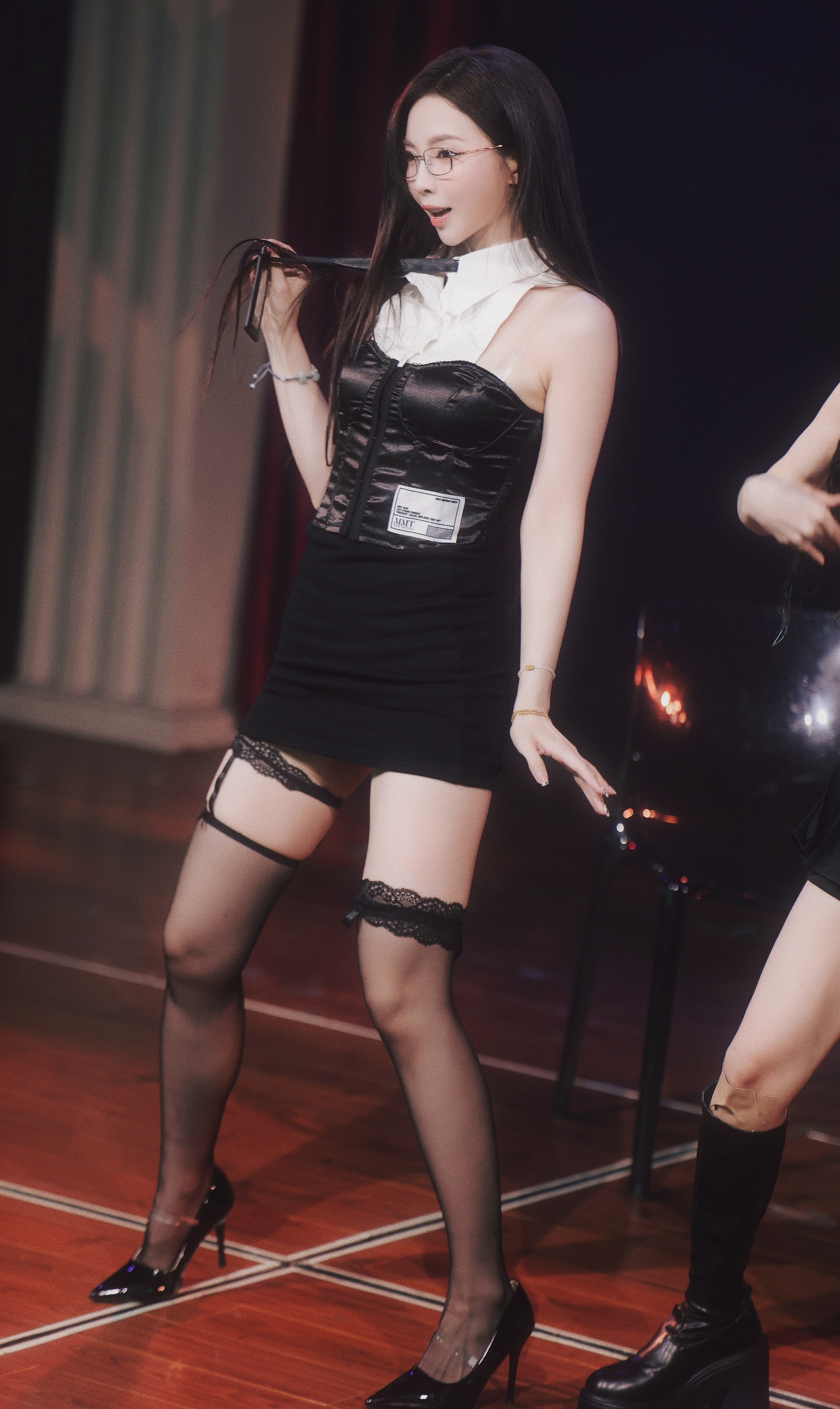 许杨玉琢许杨玉足大长腿黑蕾丝边黑丝黑色漆皮尖头细高跟