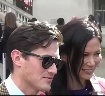 邓文迪和男友在一起，看起来就像一个羞涩的小女孩一样，显得非常的清纯，非常的幸福，