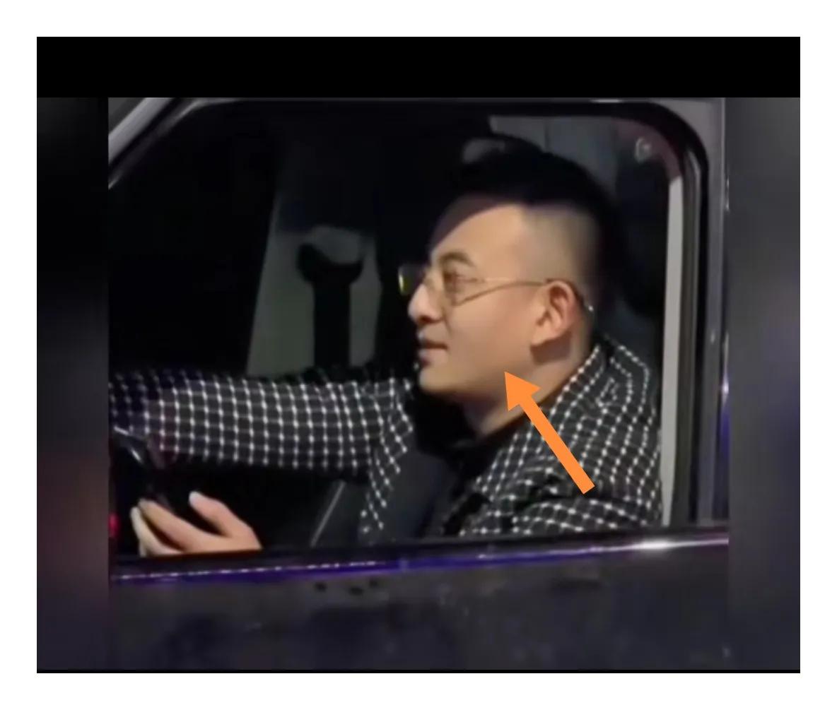 坐在豪车上的大哥驻看骑电车的二人温馨戴帽子瞬间，满脸的羡慕表情。