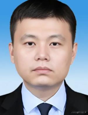 2006年，广东顺德海关的一名普通工作人员晚上回到家，悄悄对妻子说：老婆，我的银