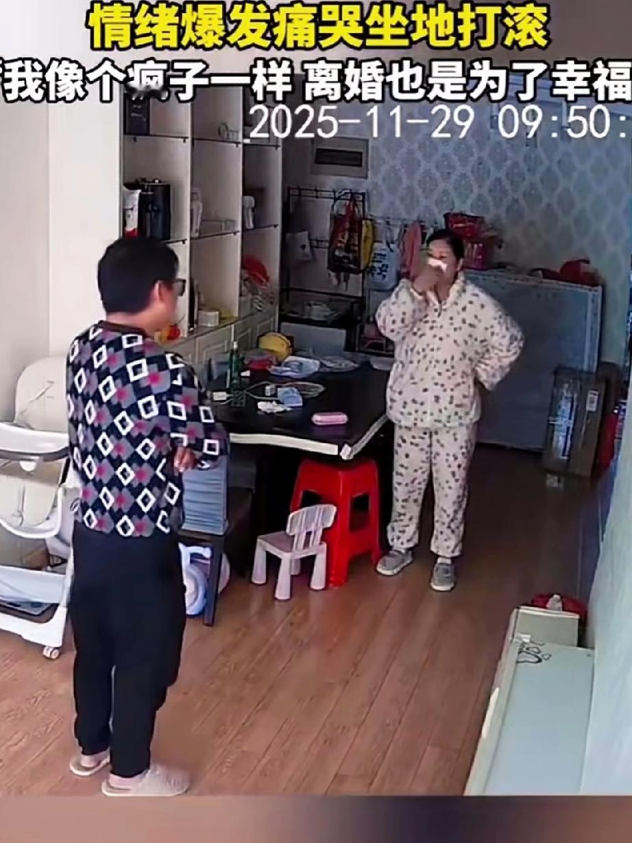 女子月子刚结束就想离婚，和老公发生争吵，情绪崩溃摔了手机，砸了孩子一辆小车子，气