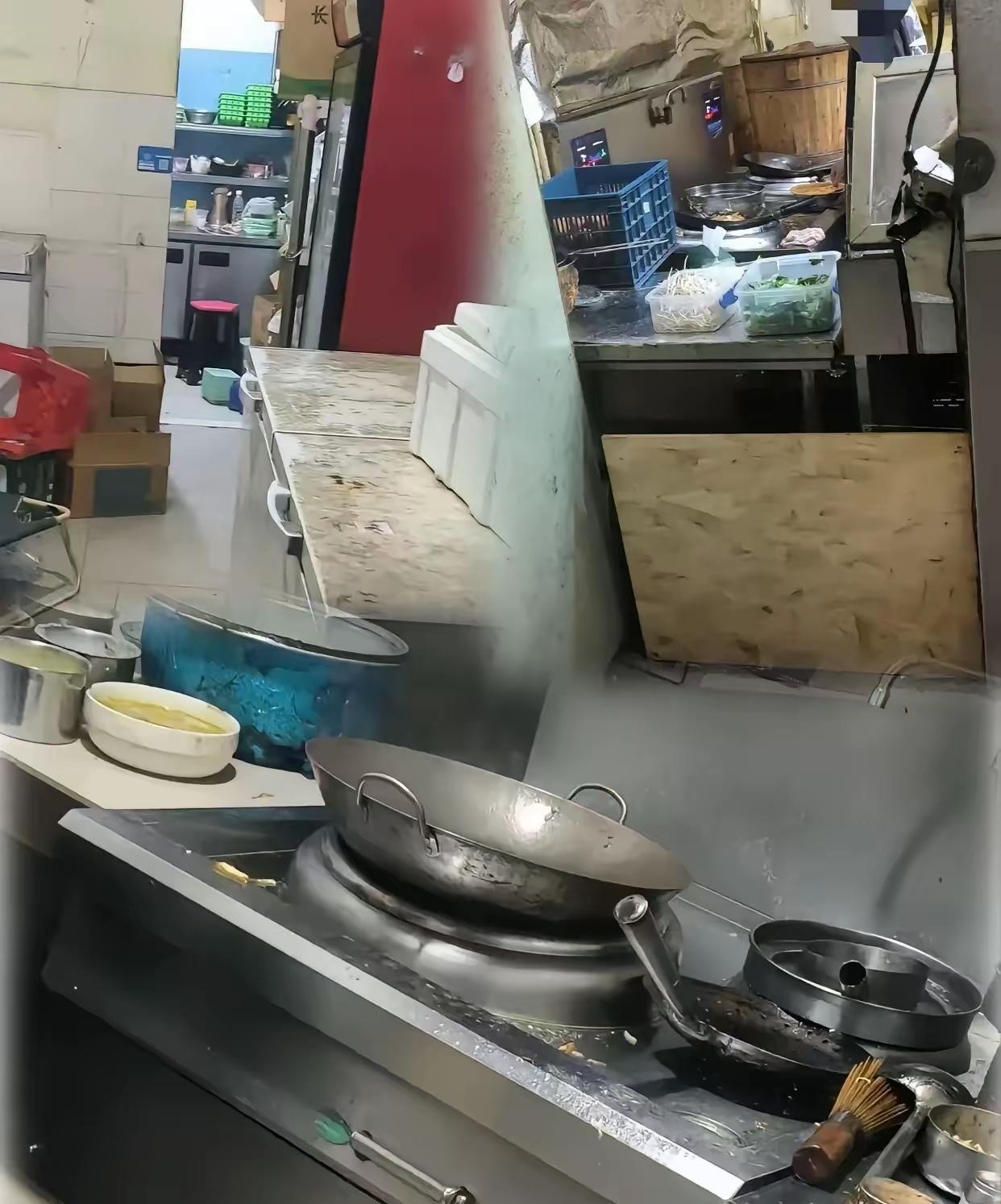 五年外卖员冒死开麦：外卖界“黑暗料理”比《狂飙》还狠！网红轻食后厨惊现烂菜叶铺