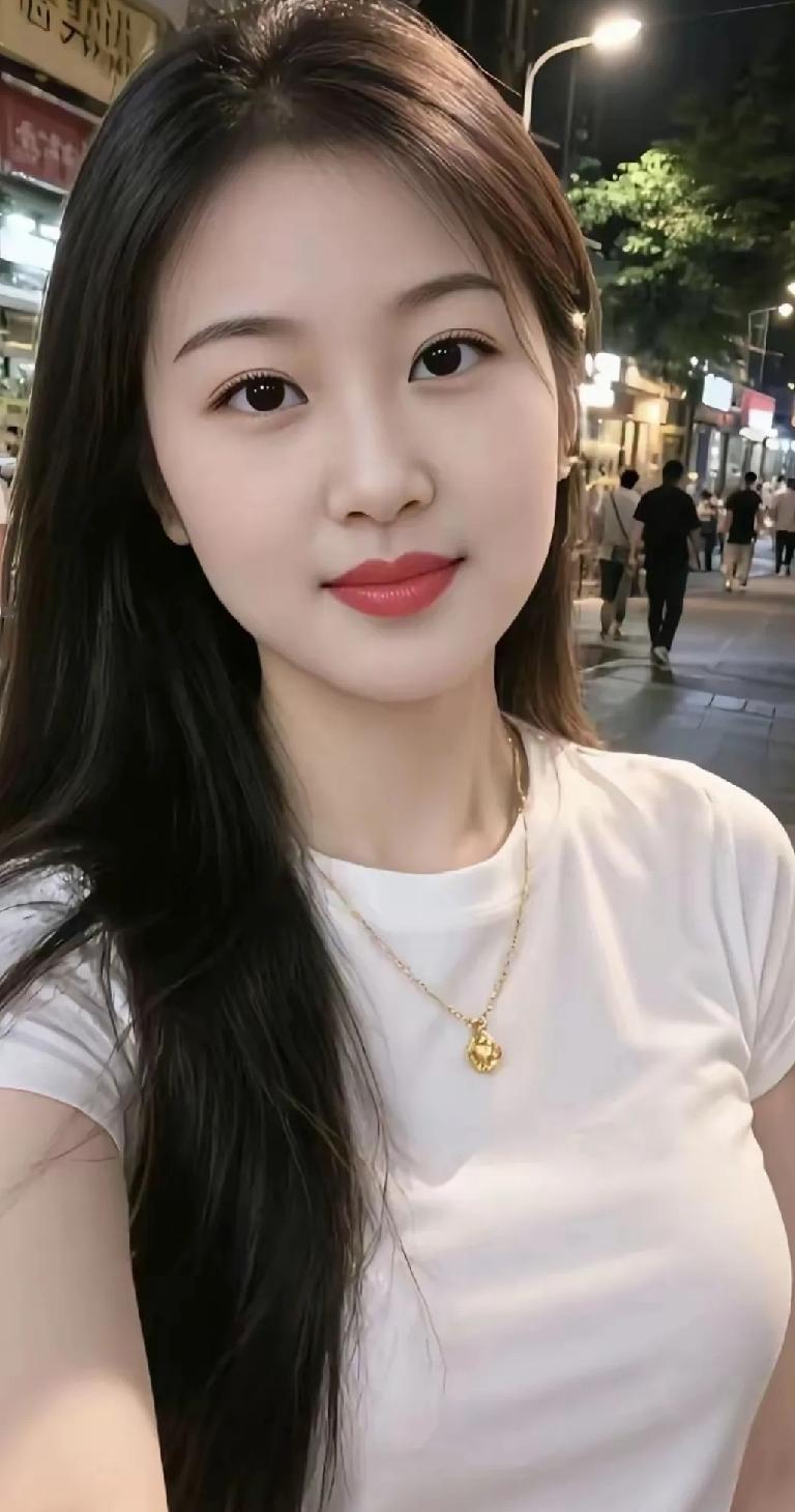 月色如水，美人如画。自拍是生命的延续和保鲜。在这个快节奏的时代，自拍就像一把时光