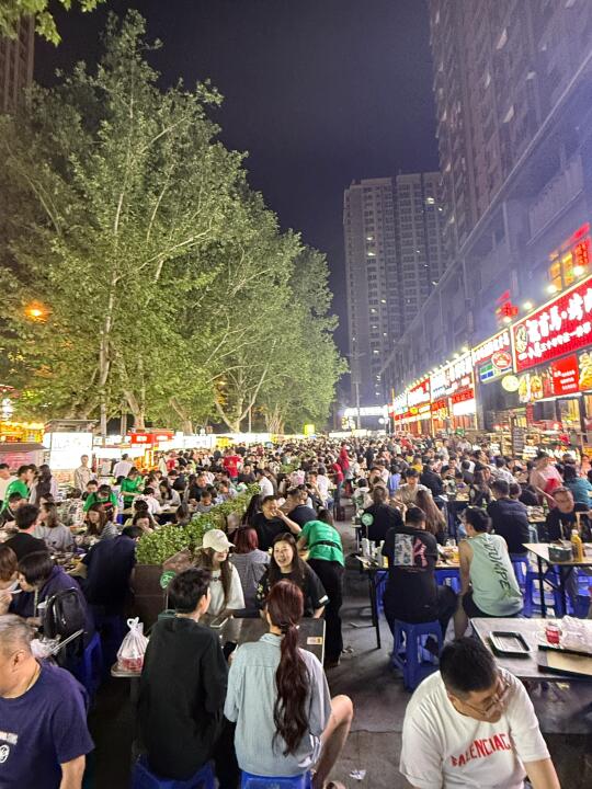 西安龙首原夜市现状…