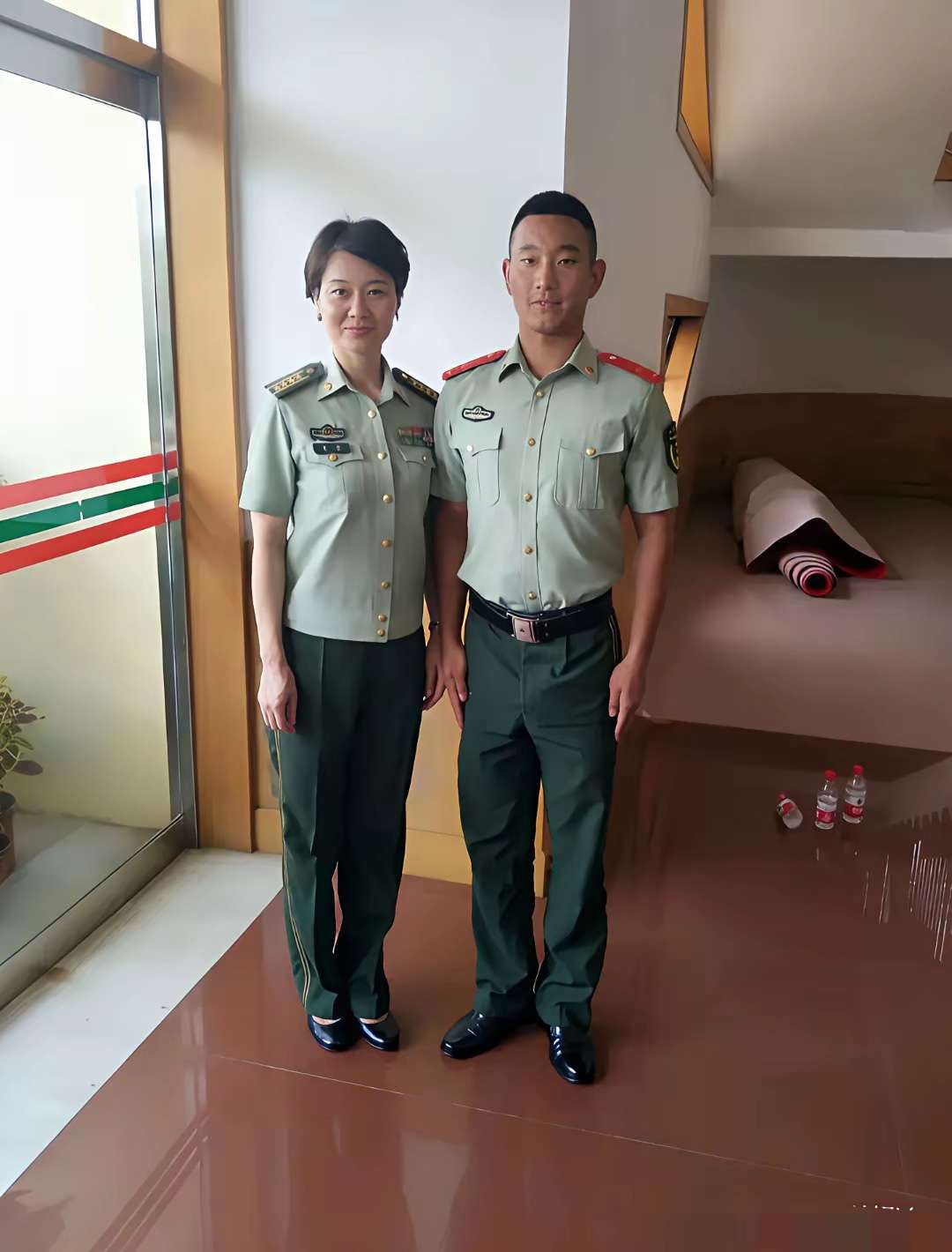 这二位军人的军衔有什么不一样吗？一个是绿色的，一个是红色的