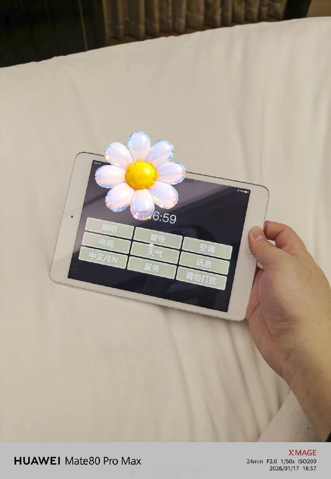 这酒店的控制中枢，竟然是一个老款iPadmini不得不说，这老iPad全铝机身