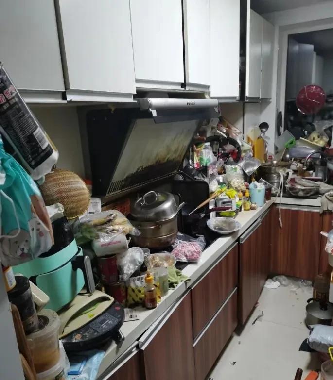 40岁离异女人第一次到现任男朋友家上门，劝退她的不是彩礼，而是他家的厨房！饭还