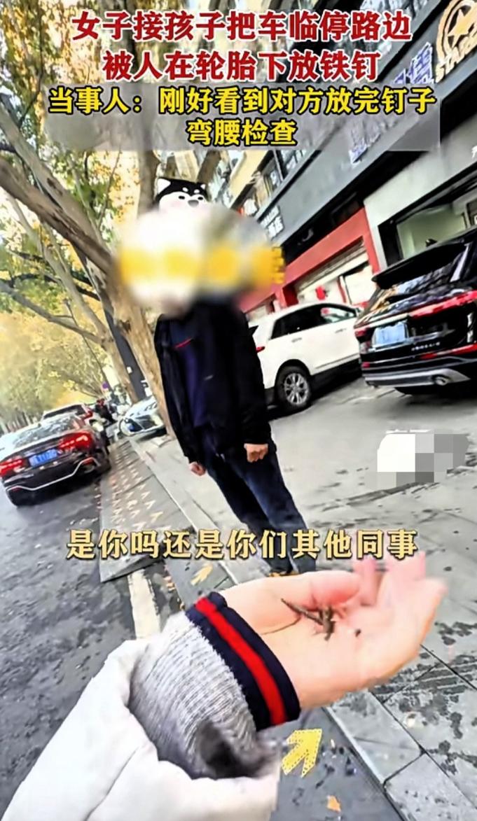 湖北武汉，一女子开车去接孩子，因为没有车位，就把车停在路边，中途接电话来挪车，刚