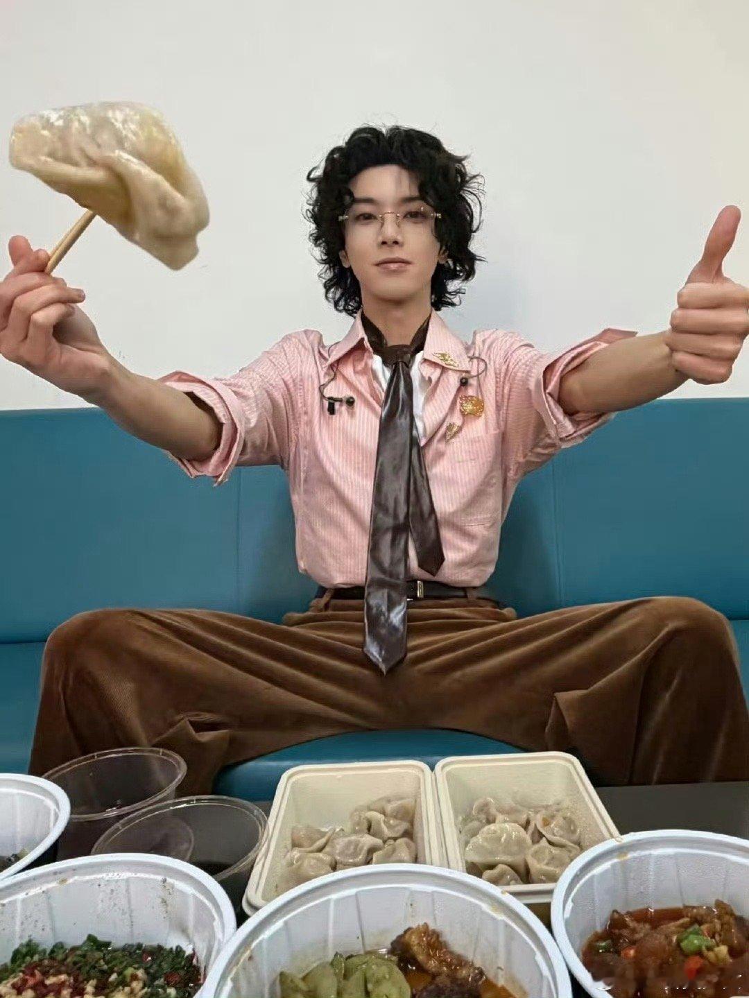 何老师长在华晨宇笑点上谁懂啊！《声鸣远扬》的快乐密码是何老师×华晨宇！何老师被那