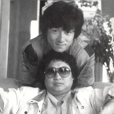 图片中的这两位你们认识吗？是成龙和那个谁？猜测有二：一个是韩红，一个是洪金宝。