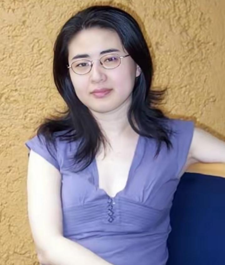 1999年，28岁北大才女田晓菲嫁给自己的美国导师，父母气的咬牙切齿，但田晓菲