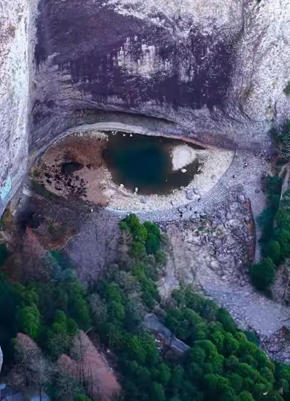 这真的就是奇观。近日，浙江雁荡山大龙湫景区，因干旱少雨，大龙湫瀑布潭底水位下降