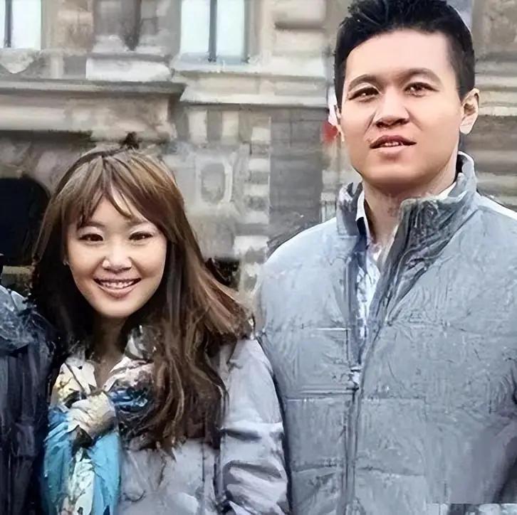 身为前外交部长李肇星的独子，同时也是著名歌唱家阎维文的女婿，手握别人梦寐以求的顶