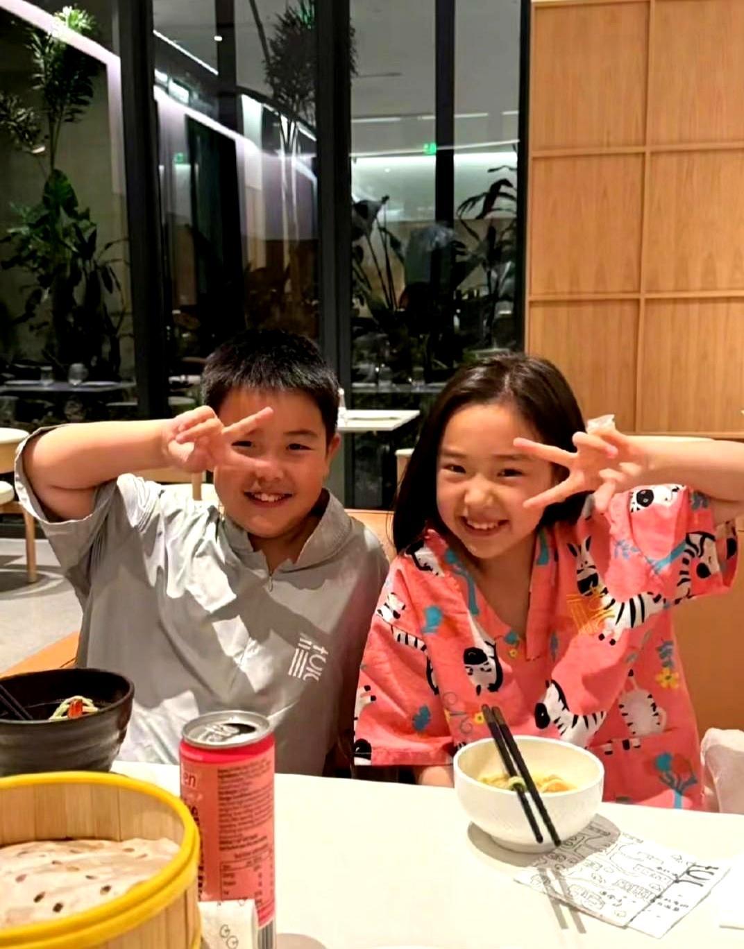 娱乐圈最硬的靠山，从来不是婚姻。三亚的镜头里，佟丽娅穿着休闲装蹲下身，双手