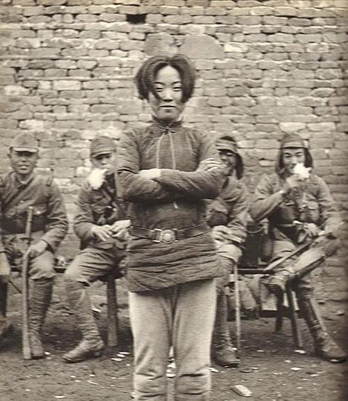 1938年，日军轮番侵害女战士成本华，随后将她押送到了刑场。行刑前，她要求和日军