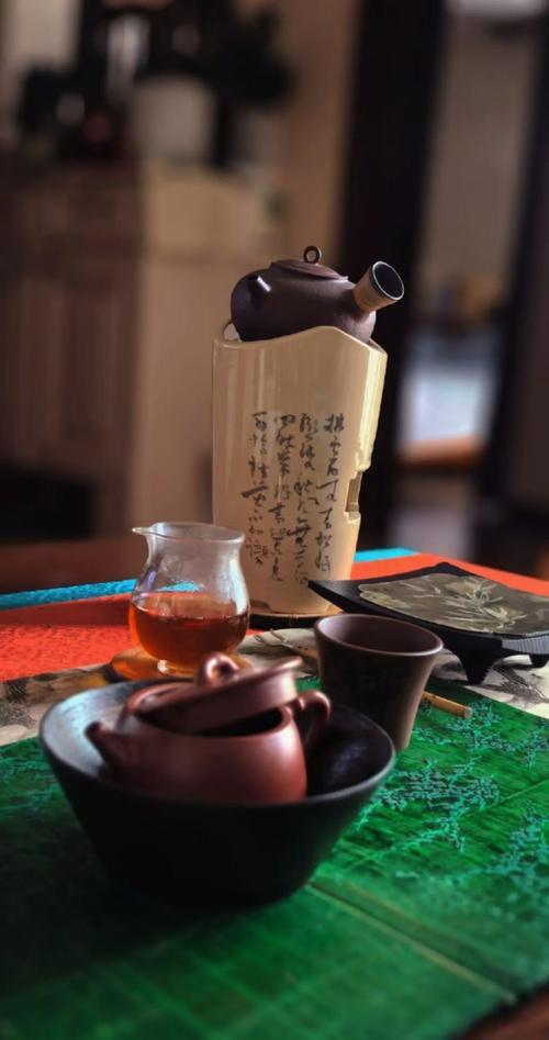 上联：说东道西品清茶，下联：谈古论今斟美酒，下联：忆旧怀新阅典籍。