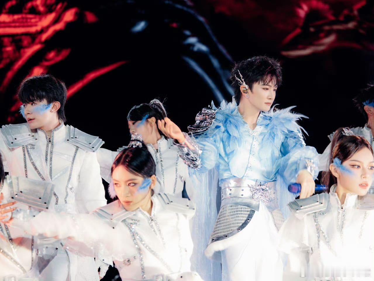 人民日报对话周深周深说我是幸运的普通人周深今年的巡演即将进入最后三站，带着音乐