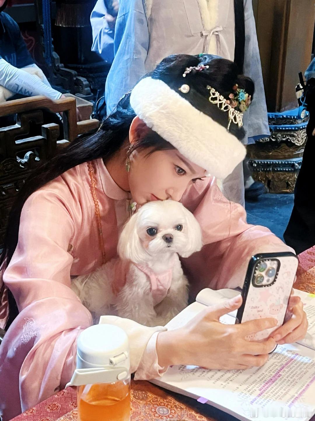 程潇恶女味态度姐和茶媚子无缝切换，程潇的眼神戏绝了，狠戾与娇柔并存，这该死的