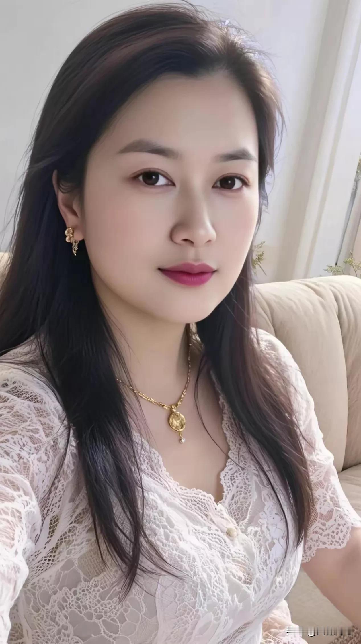 穿上优雅的蕾丝白裙，感觉自己瞬间化身童话里的公主。那蕾丝的质感轻柔又浪漫，每一处