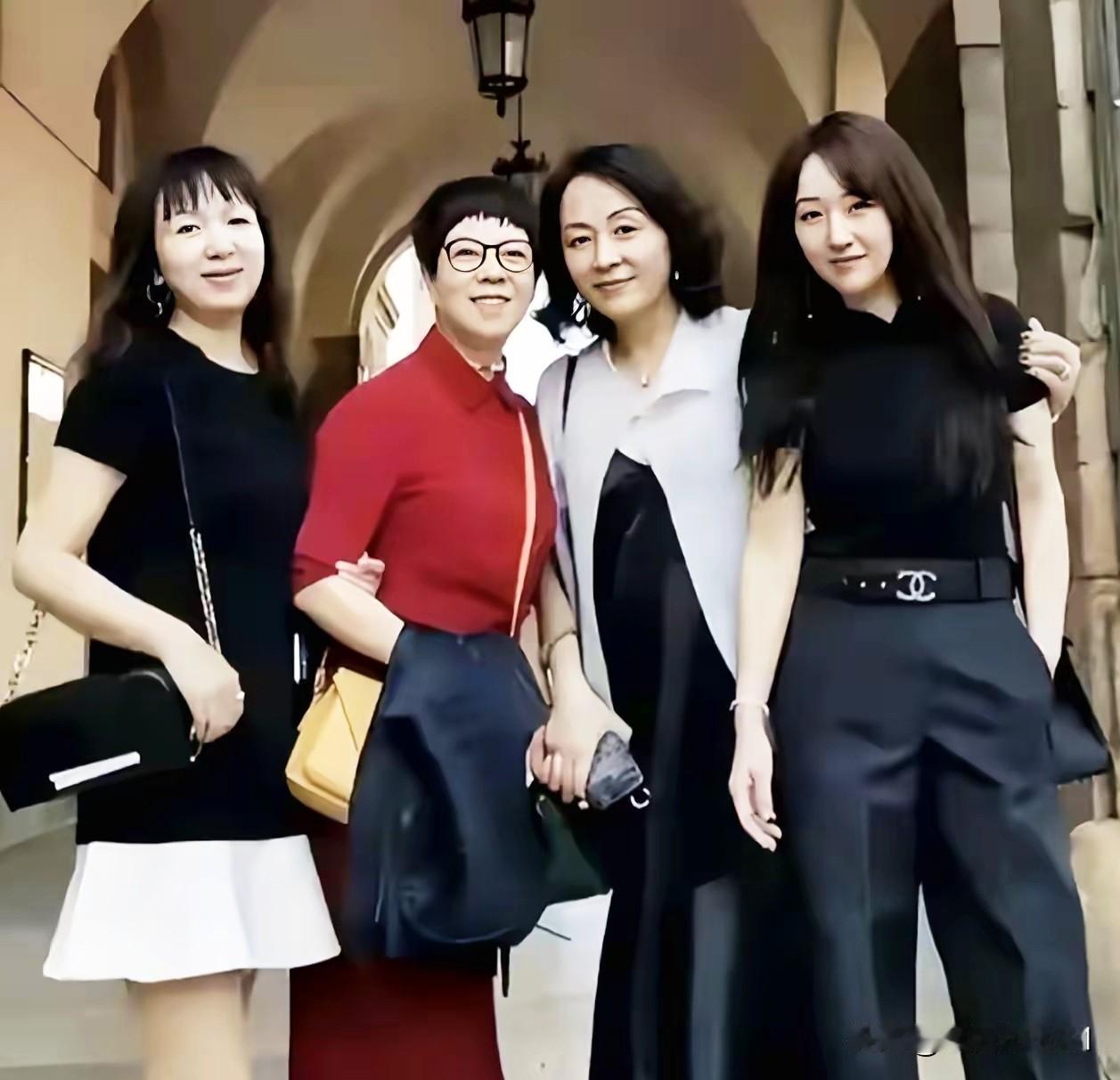 杨钰莹从一个细节给所有50以上的女明星提了个醒，过了50不要再做这样幼稚的事了