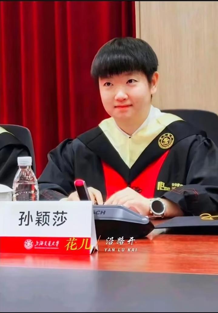 清晰版的孙颖莎学士服照片曝光刚刚刷到了孙颖莎身穿学士服的清晰照片昨天流出孙颖
