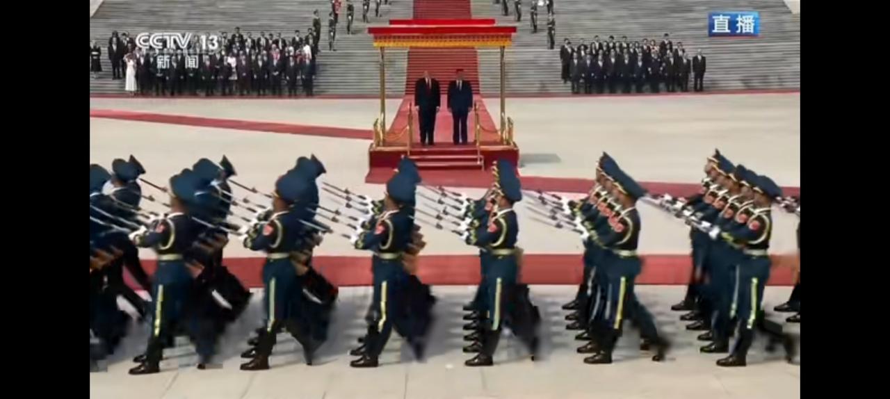 吹着号也能这么齐，仪仗队让川普崇拜极了。据说，出发前川普絮叨过好几次，他最想