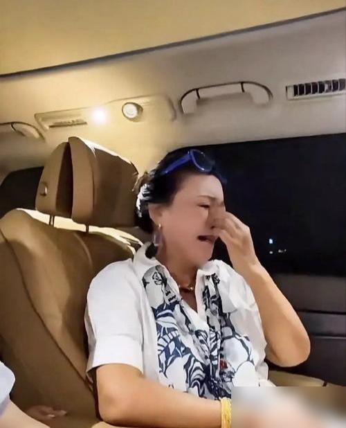 张兰直播间里有多张狂，现实中就有多血腥。1999年，张兰远在法国，家中却突