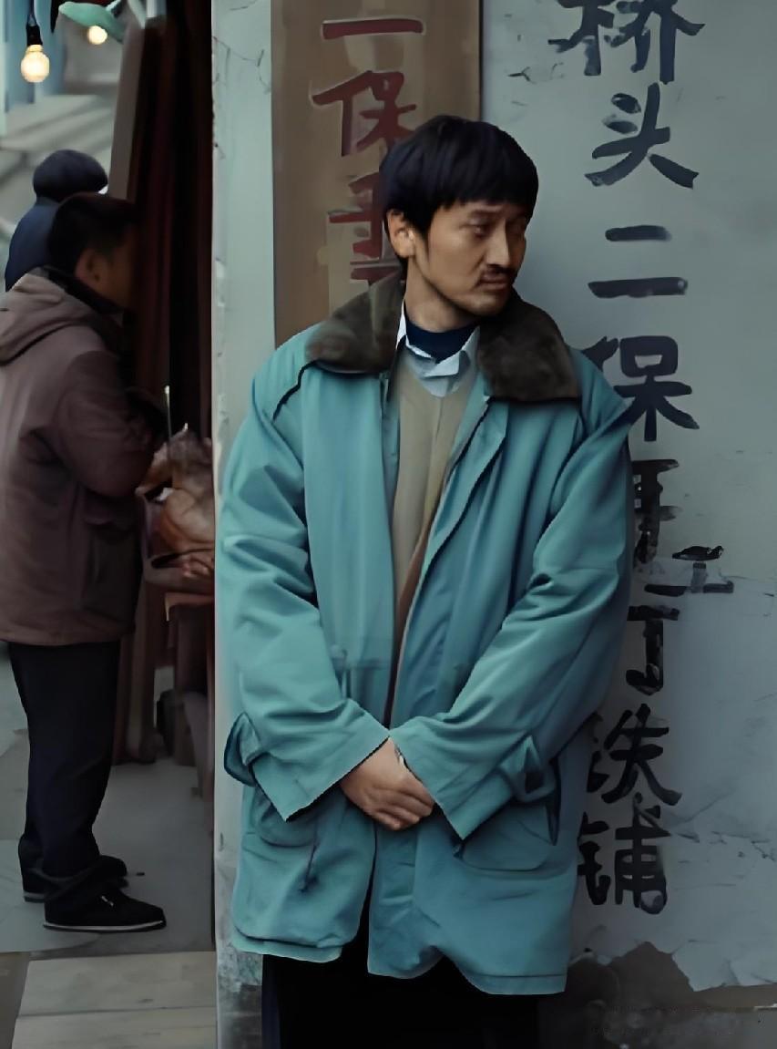 大家有没有发现，就王传君演的这个案犯刘永坤，他不光有写作这条活路，其实就