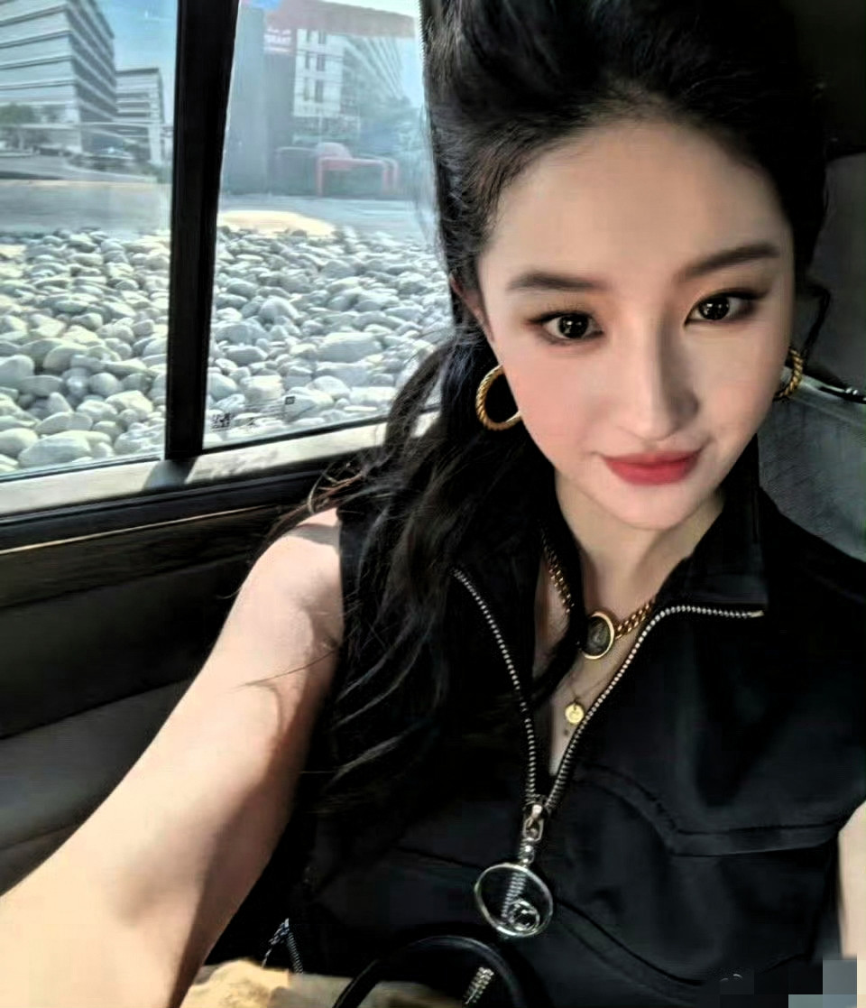 刘亦菲真是听劝啊！真是变样了！近日，有网友偶遇刘亦菲，发现刘亦菲真是变了！之