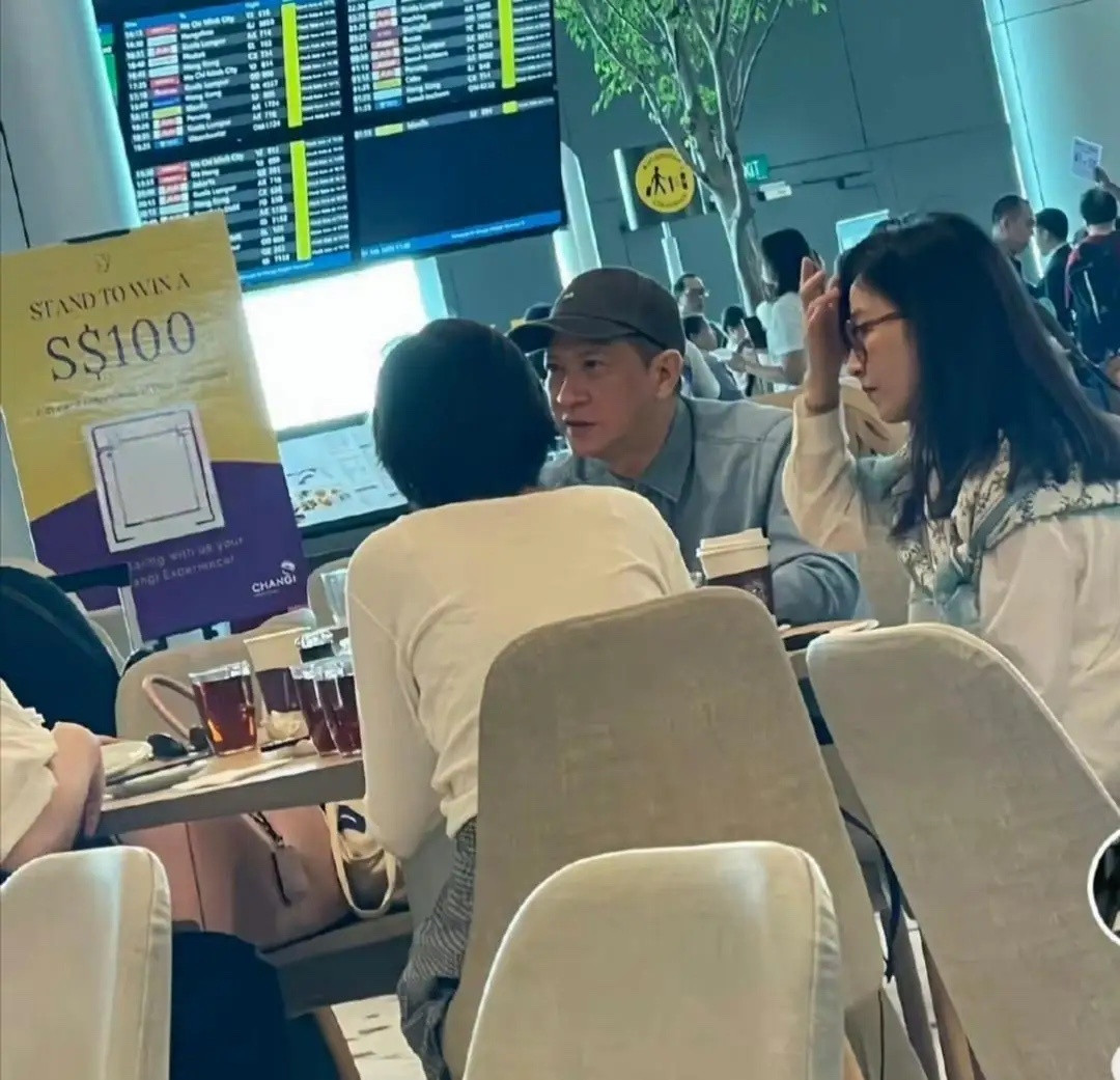 62岁张家辉和老婆关咏荷在新加坡餐馆喝早茶被偶遇，关咏荷脸上几乎没化妆，她状态看