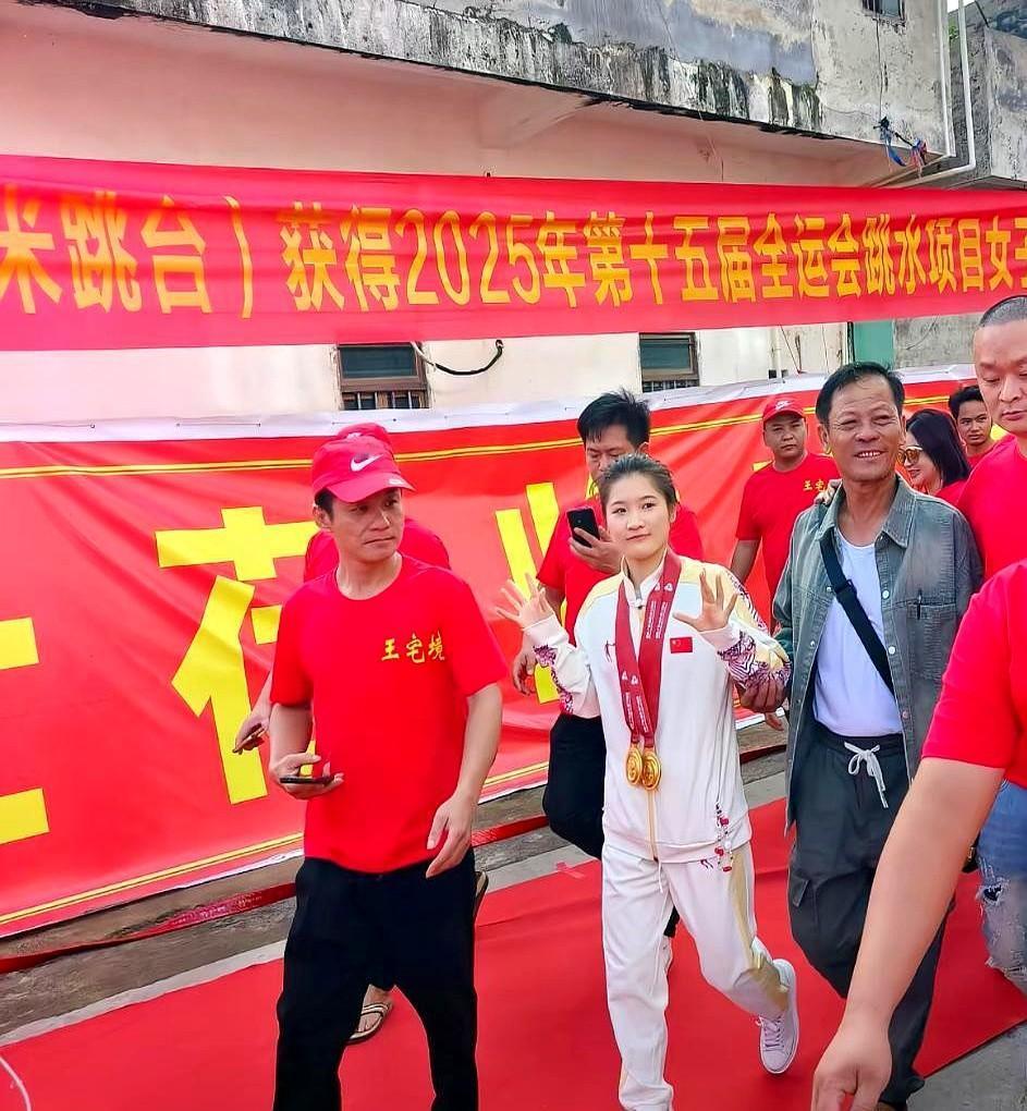 “两金”回家，比过年还炸。11月15日，王伟莹拖着箱子刚出高铁站，就被锣鼓声