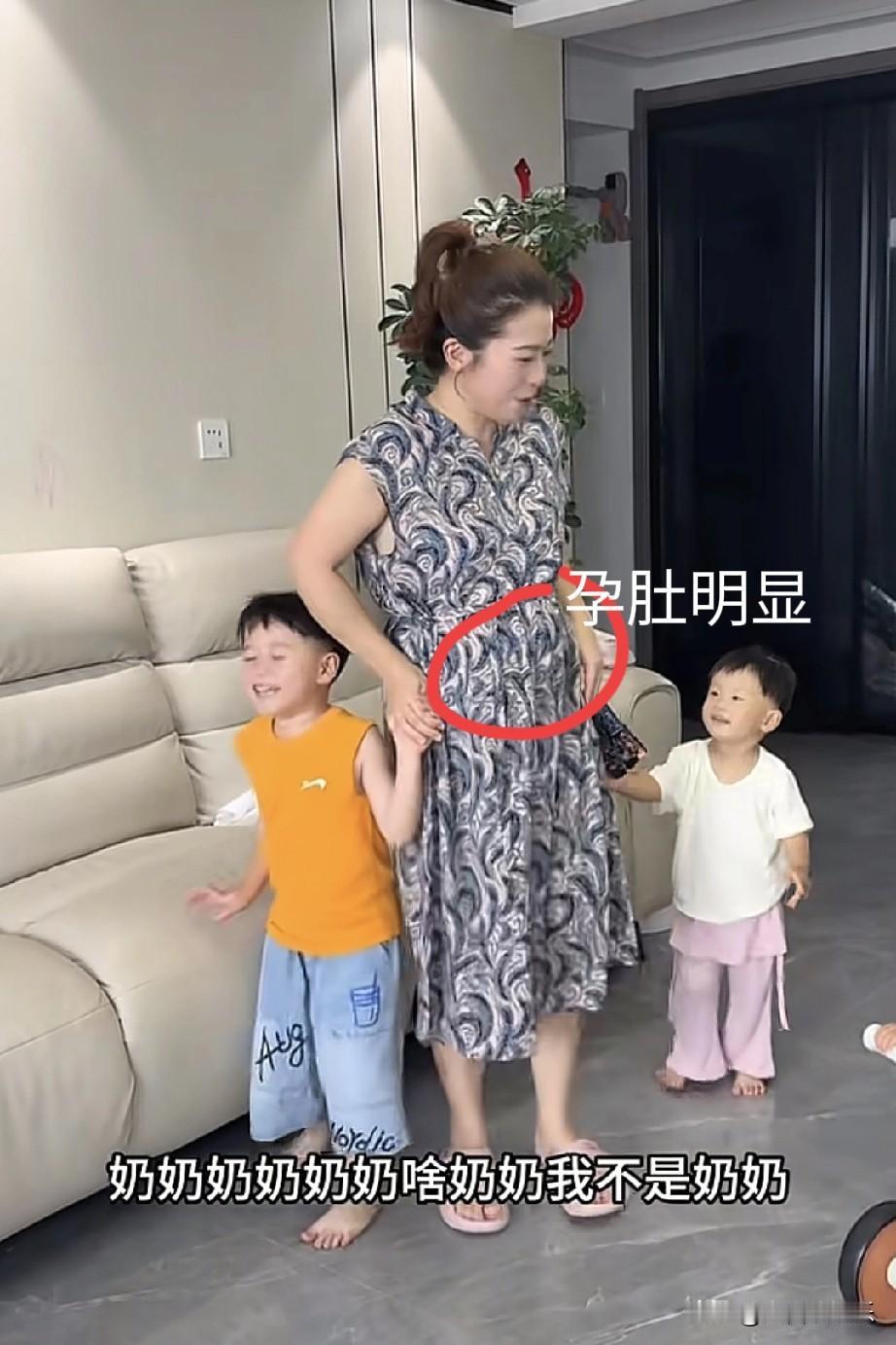 看小韩媳妇这孕妇得有三四个月了吧？还在拉着孩子拍带货视频，这四个孩子说白了就