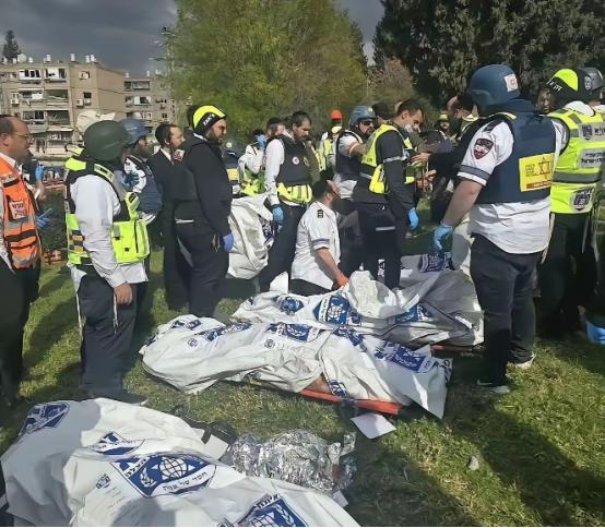 伊朗导弹轰炸以色列海法炼油厂后流出来的画面，让人感受到了惨烈的程度，断壁残垣，一