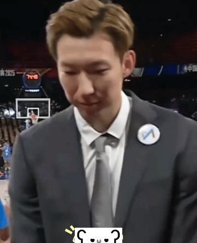 曾凡博在篮网的训练馆里，每天跑动超过五公里，三分球命中率队内第二，可比赛时，球很