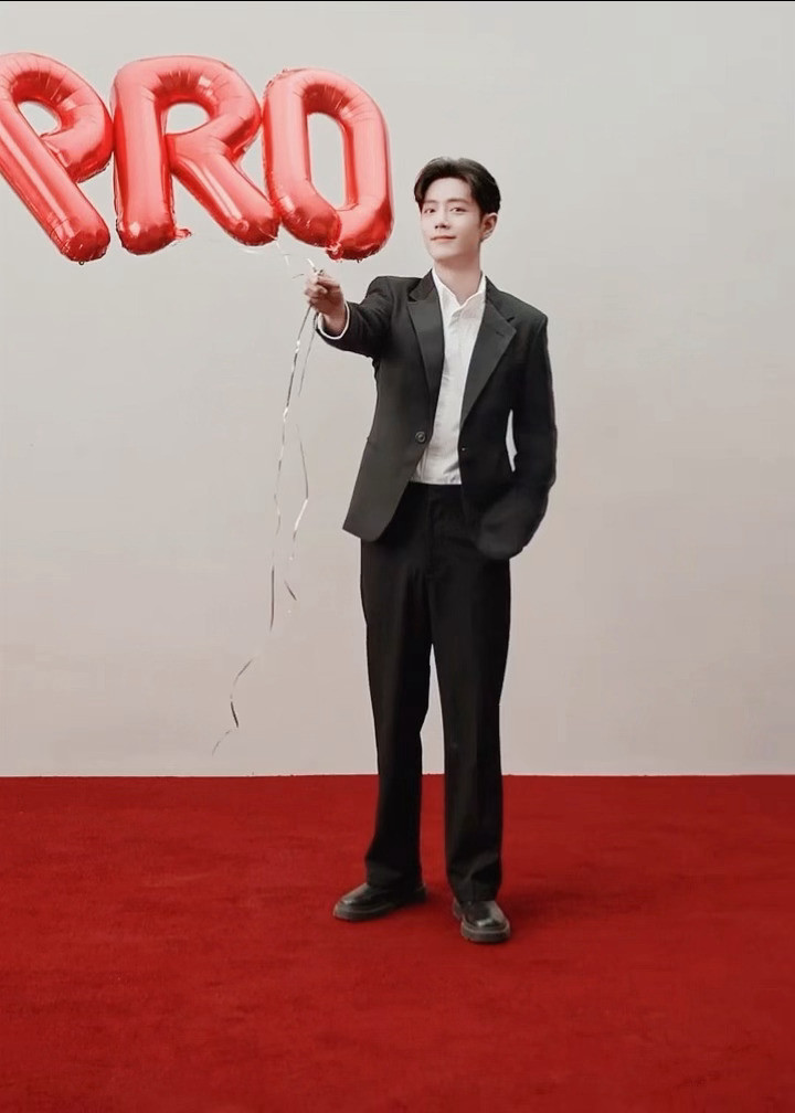 肖战最新商务大片，抱着一个个庞然大物萌萌的，好有意思！！