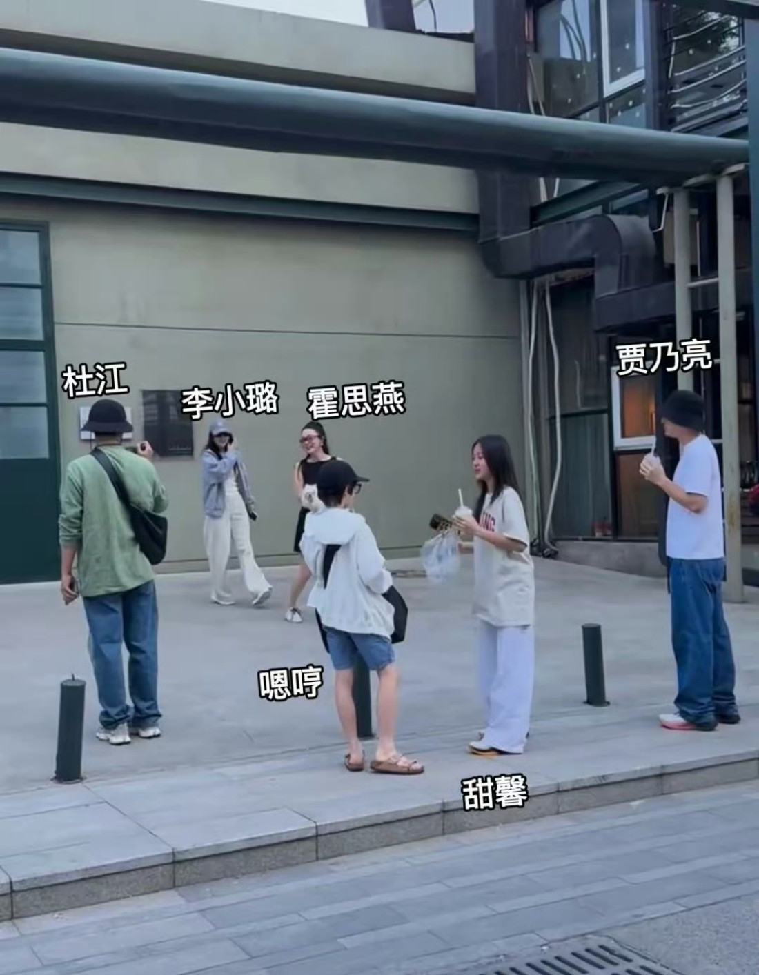 霍思燕一家与贾乃亮一家出游为啥都说复合，这显然不太可能啊，明明就是为了孩子一家人