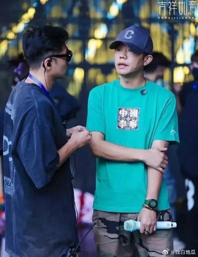 曾毅这事儿至于吗？曾毅的手表表盘图案被质疑过于“低俗”，个人觉得他是个正常的成年
