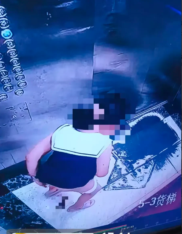 炸裂！！四川自贡，男子回家，刚打开电梯，一股屎味就扑面而来，男子立刻用手捂住了嘴