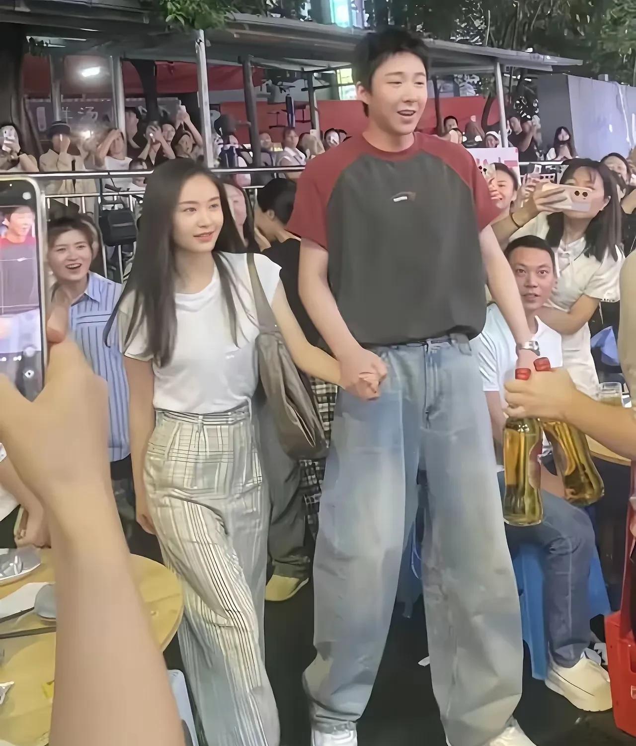 第一次感受到个太高的尴尬[无奈吐舌]众所周知，刘宇宁高大威猛、帅气十足，可当他牵着