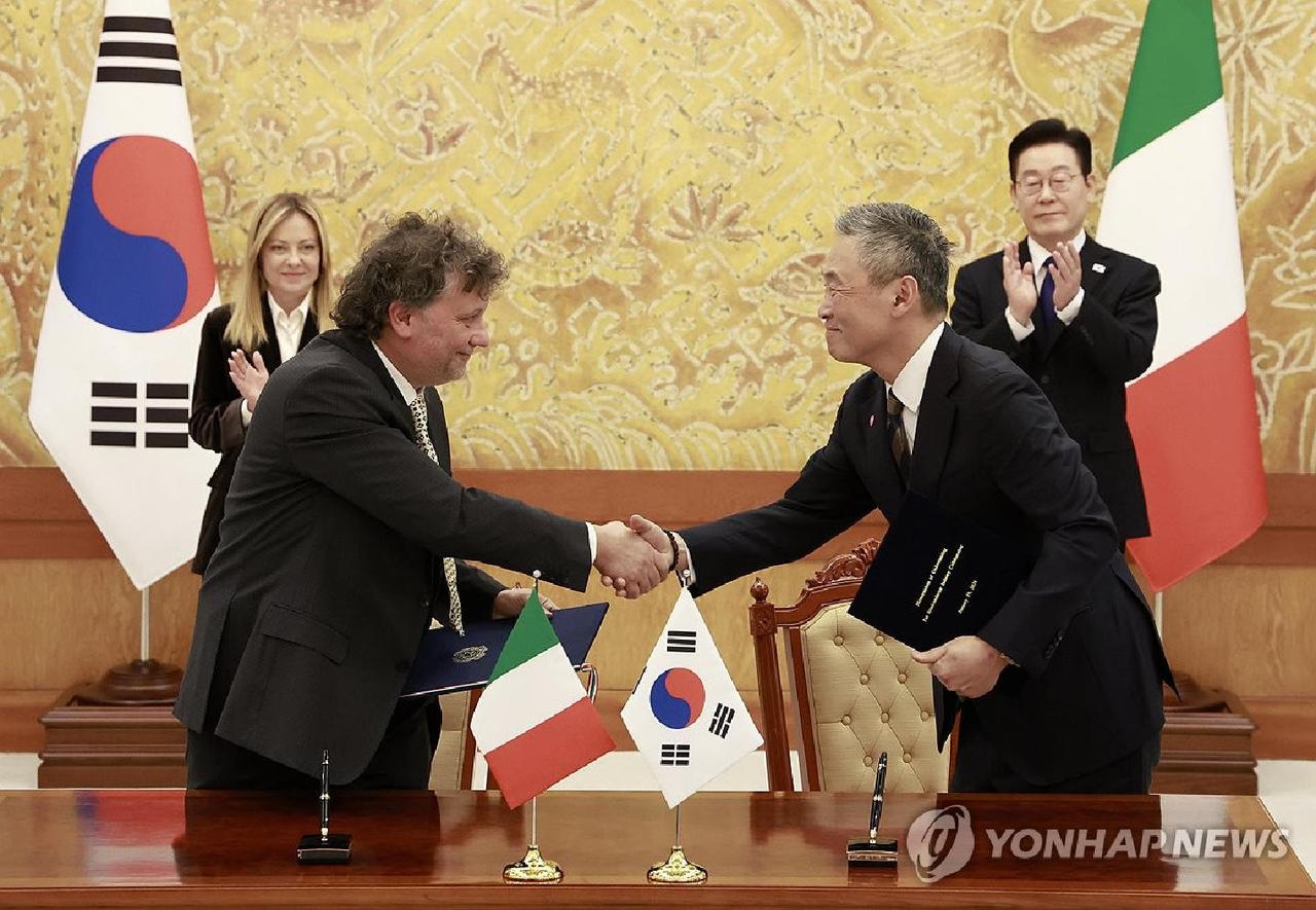 从这个角度看，意大利总理梅洛尼长得还是挺好看！梅洛尼前脚访问了日本，与高市早苗会