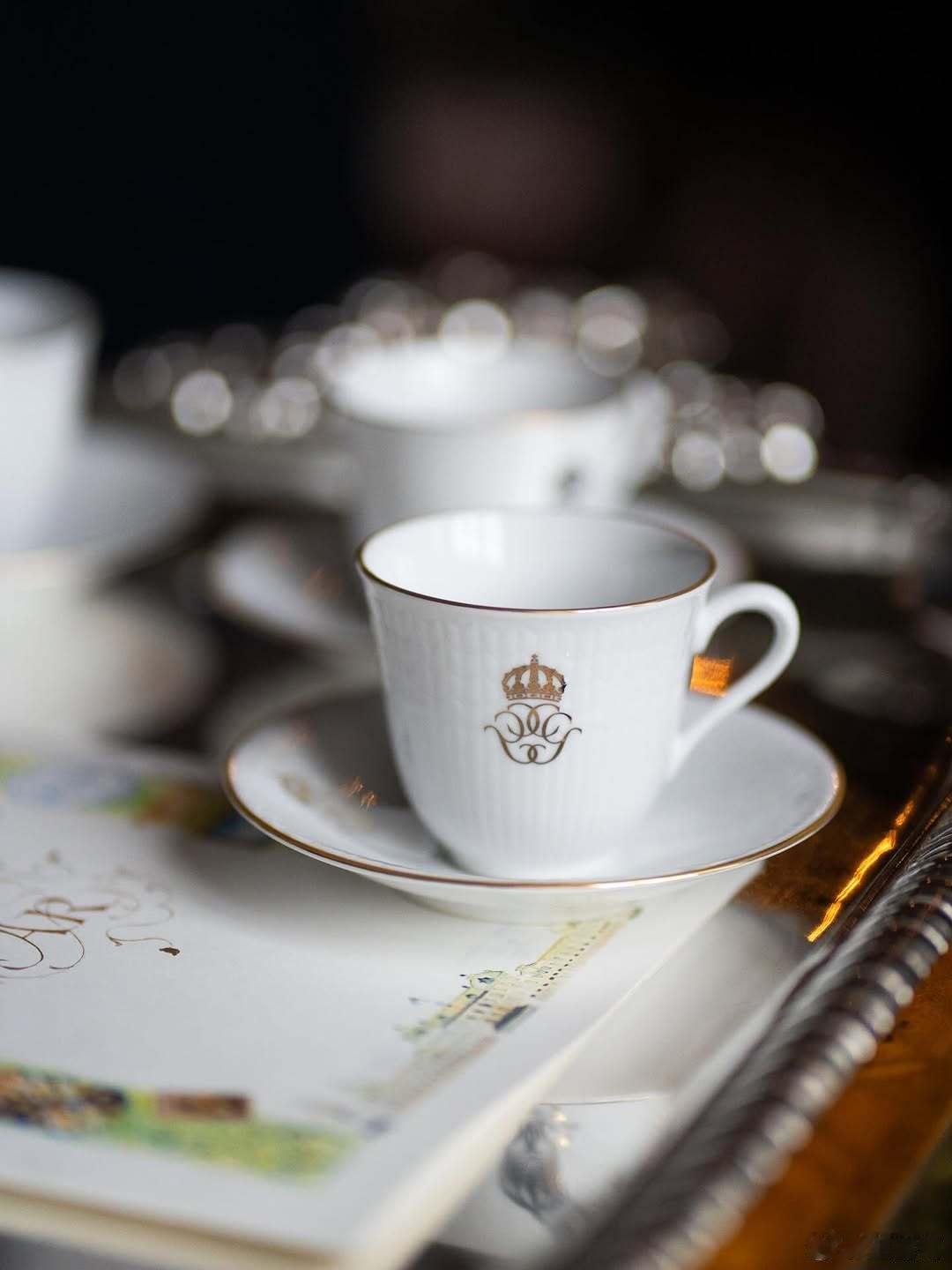 瑞典王室🇸🇪4月29日，在国王80寿辰前夕，王室宫廷工作人员今日齐聚，向国