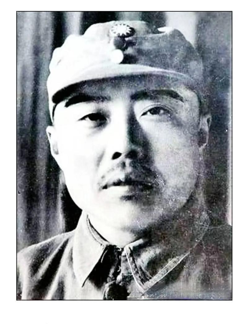 1944年，一少年被鬼子抓去帮他们搬弹药。半路上，他扛着子弹箱，偷偷往四下扫了一
