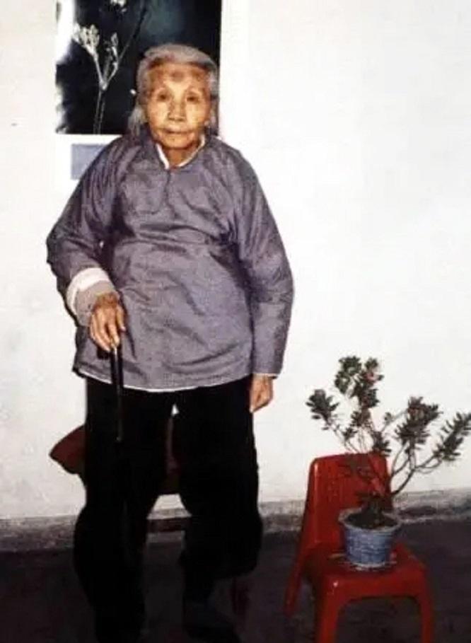 1992年，88岁老奶奶叮嘱孙子说道：我死后，一定要好好保存遗体，将来会出现奇迹