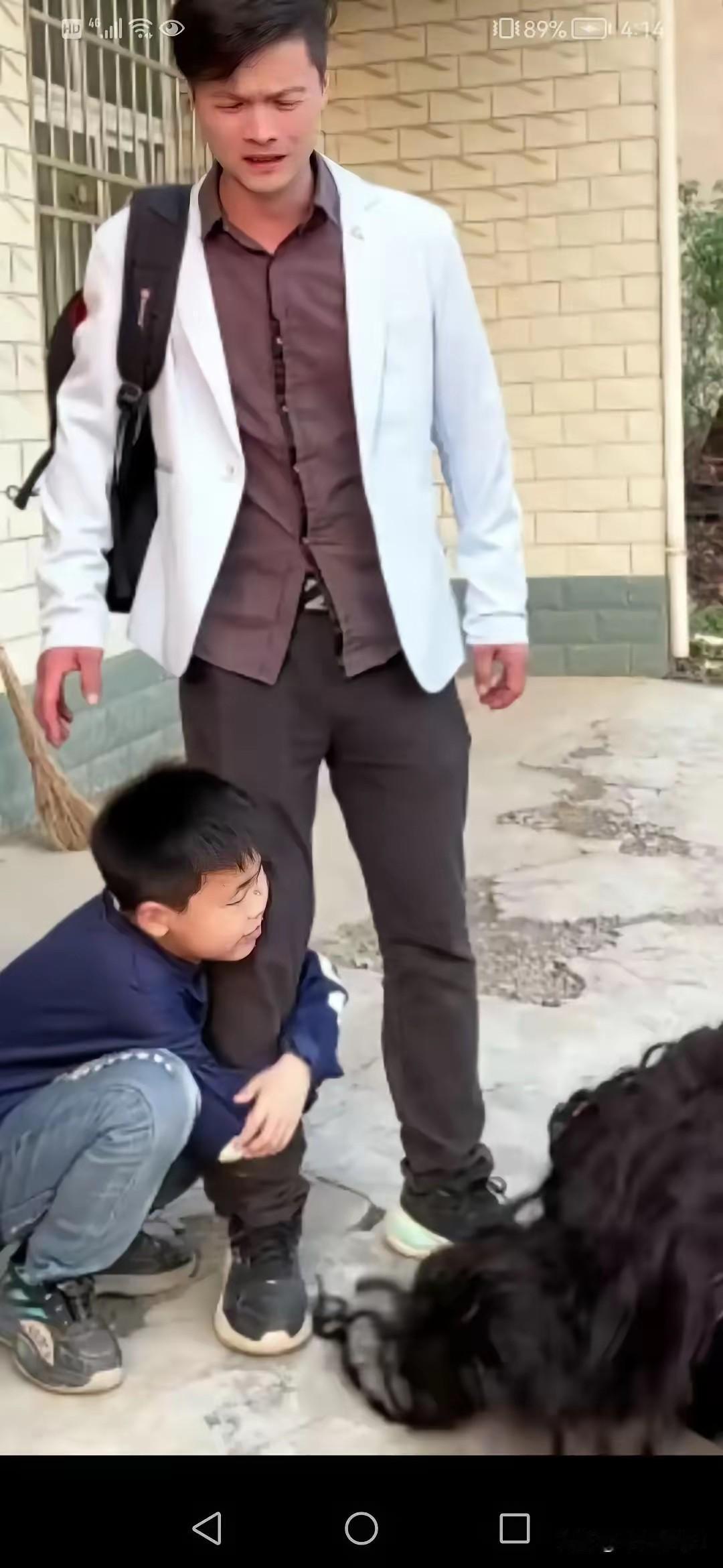 四年了！他每个月都准点把抚养费打过来，却一次都没踏过家门。直到那天孩子放学冲出来