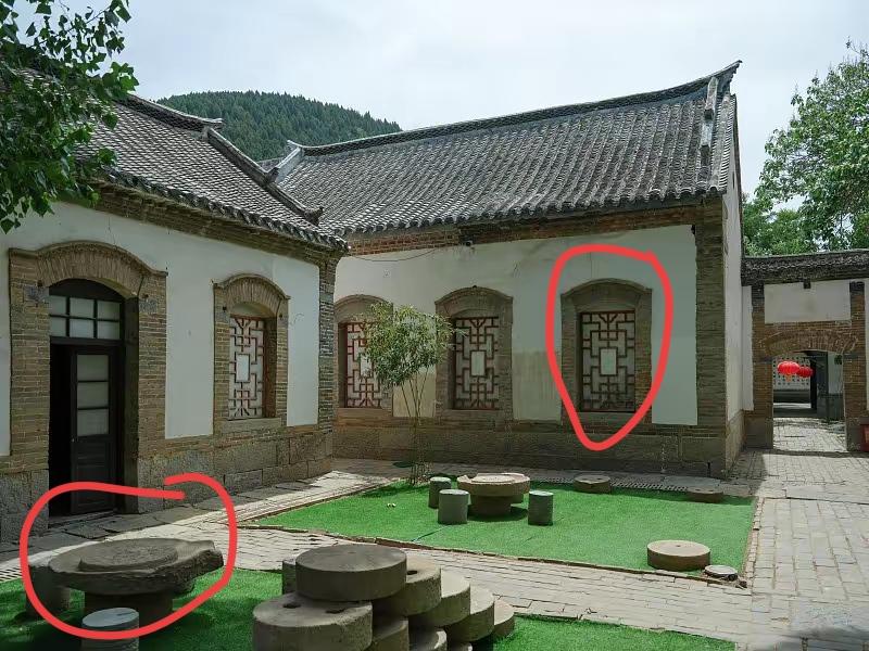 古色古香的院子里，石桌石凳摆成一圈。70年之前的一座房子，那时候不是一般家庭吧？