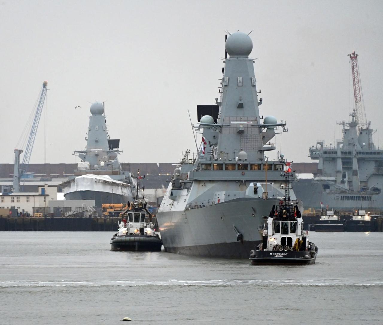 皇家海军45型驱逐舰龙号出港