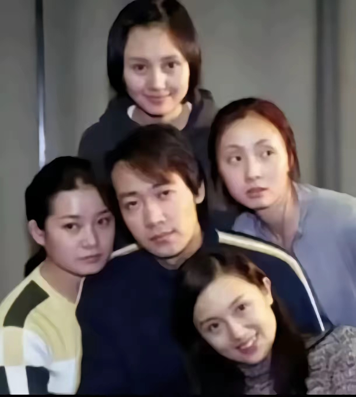 5月8日，袁泉和师哥辛柏青一起参加话剧青蛇的重排新闻发布会，两人一见面就亲热拥抱